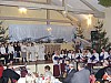 Dzieci ze Szkoly Podstawowej i Wlodarzanki podczas wspolnego spiewania Pastoralki.jpg